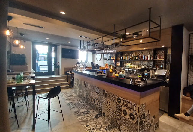 Šank i unutarnji prostor Caffe bar Fiume